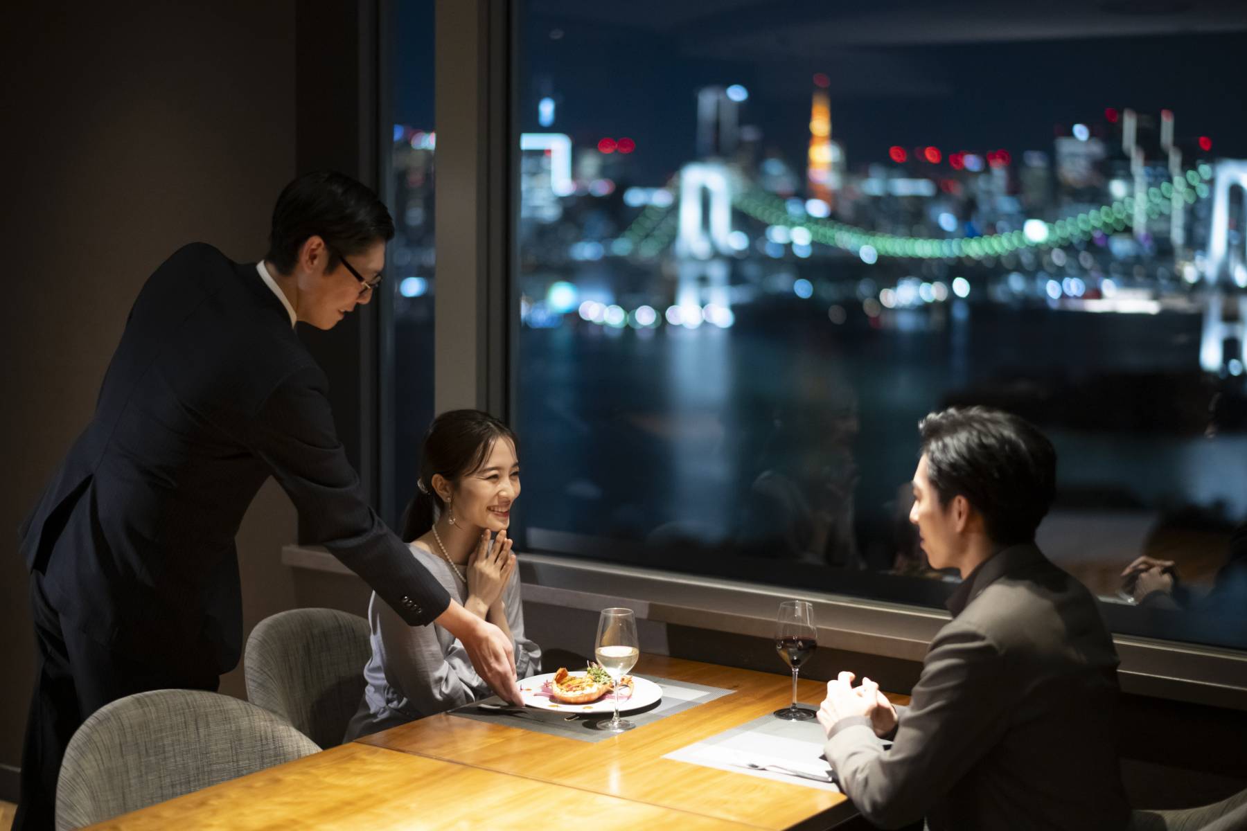 「The Grill on 30th」からの煌めく夜景 ｘ シェフズインプレッションディナー/夕朝食付